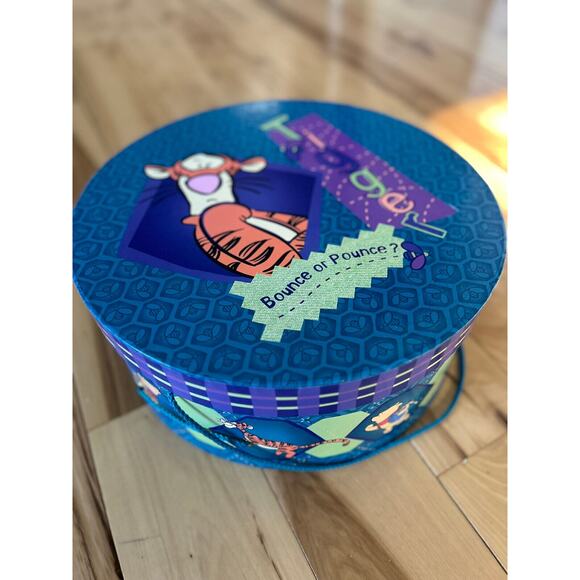 Winnie the Pooh Vinatyge Hat Box, Tiger Pounce or Bounce, 16in. Excellent Cond. - Picture 2 of 6